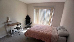 1 bedroom, in-room safe, desk, iron/ironing board - Comfortable Home in Cambridge – Ideal for Families or Work Trips (Cambridge)