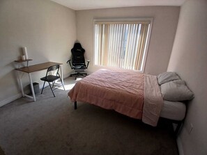 1 Schlafzimmer, Zimmersafe, Schreibtisch, Bügeleisen/Bügelbrett