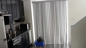 Fridge, microwave, oven, stovetop - Comfortable Home in Cambridge – Ideal for Families or Work Trips (Cambridge)
