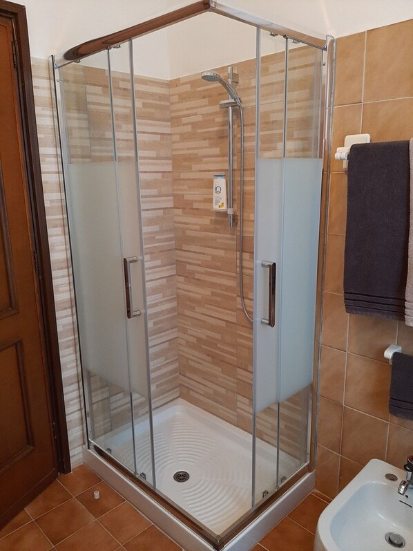 Douche, séchoir à cheveux, bidet, serviettes fournies