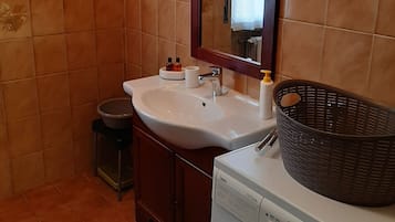 Dutxa, assecador de cabells, bidet i tovalloles