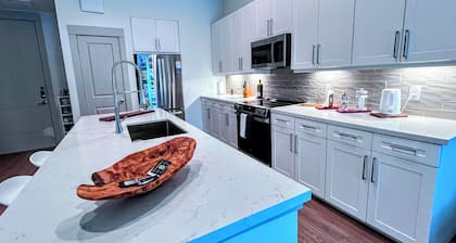 Designer apartment with makeup/grooming station in Round Rock - Resort with pool