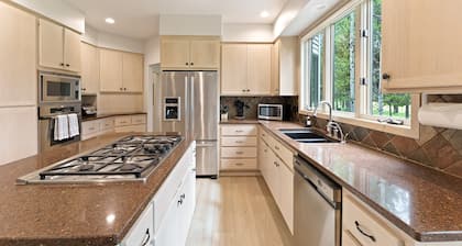 12 Sisken - Stunning Riverfront Retreat, Newly Remodeled, AC, Hot Tub, SHARC