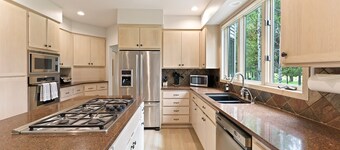 12 Sisken - Stunning Riverfront Retreat, Newly Remodeled, AC, Hot Tub, SHARC