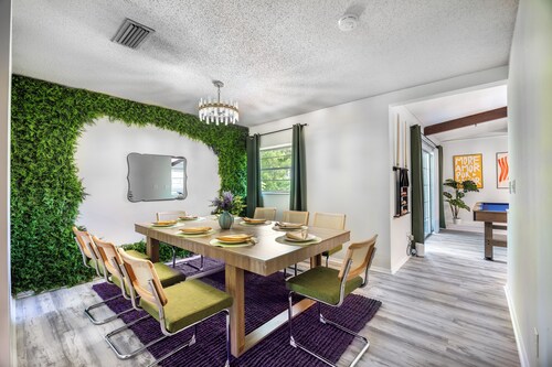 4BD Eclectic Home w/ BBQ & Mini Golf - Near UF