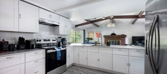 4BD Eclectic Home w/ BBQ & Mini Golf - Near UF