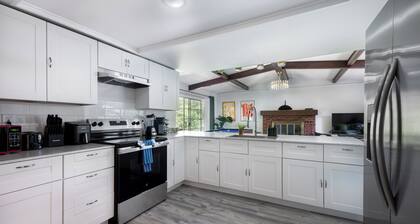 4BD Eclectic Home w/ BBQ & Mini Golf - Near UF