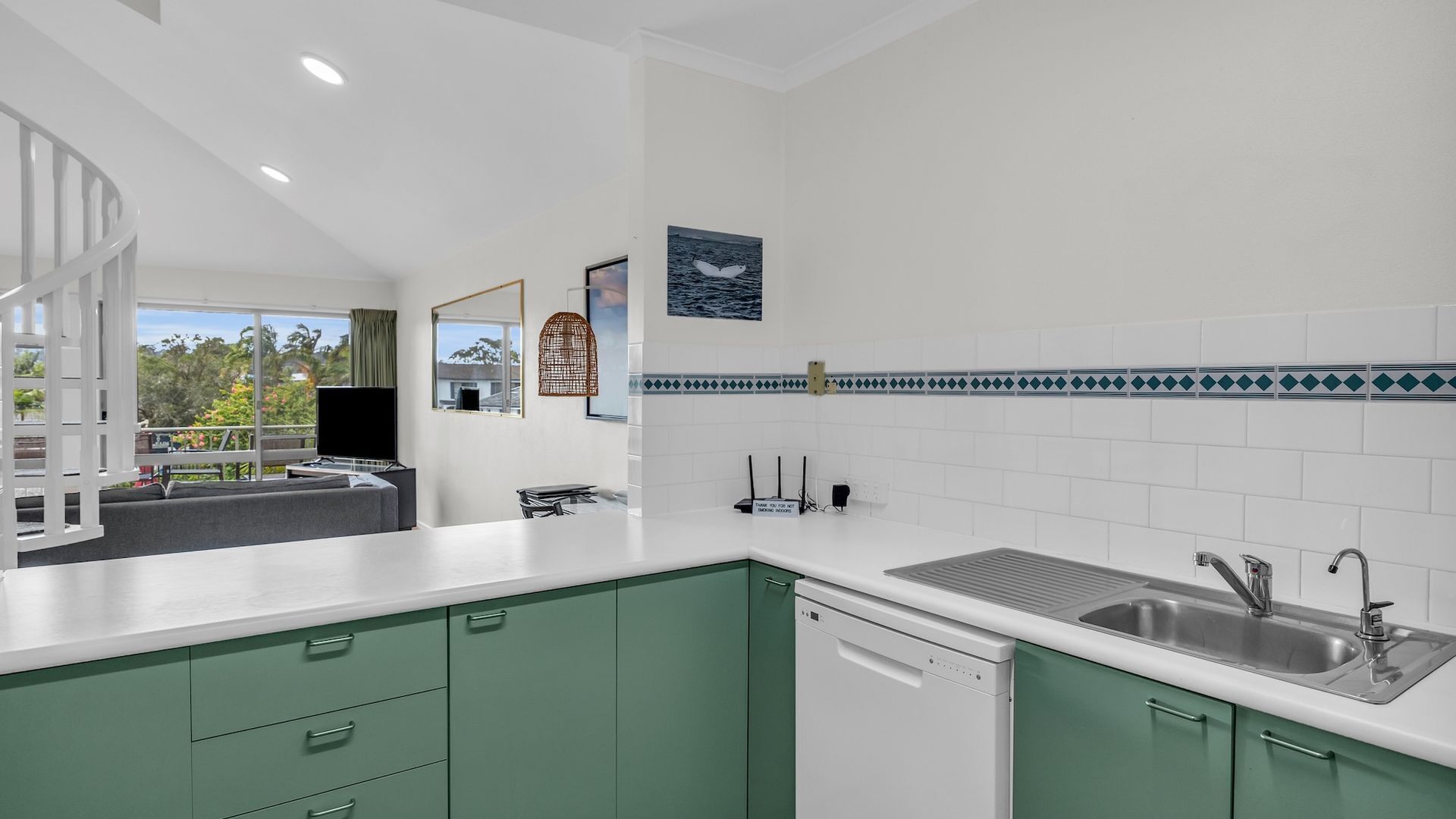 Jääkaappi, mikroaaltouuni, uuni, astianpesukone