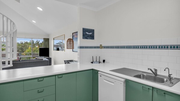 Jääkaappi, mikroaaltouuni, uuni, astianpesukone