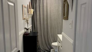 Secador de pelo, toallas, jabón y champú