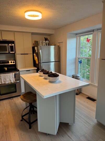 The Cozy Crab- Your Charming Haven in Lovely North Beach!