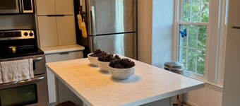 The Cozy Crab- Your Charming Haven in Lovely North Beach!