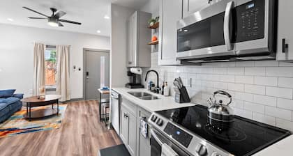 Spacious Apartment, KING BED, Cozy, Close to Downtown