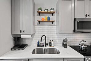 Réfrigérateur, micro-ondes, four, plaque de cuisson