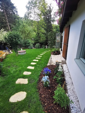 Un jardín bien cuidado con un sendero de piedra que lleva a una casa.