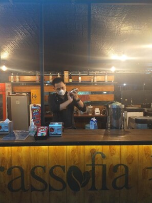 Bar (trong khuôn viên)