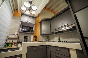 Een koelkast, een magnetron, een oven, een kookplaat