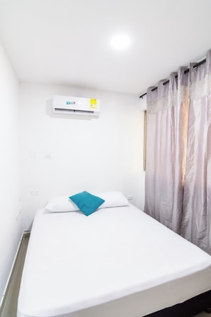 Basic Double Room | Free WiFi - TROPICAL MOON (Cartagena)