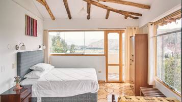 Superior tweepersoonskamer, balkon, uitzicht op bergen | Een bureau, een laptopwerkplek, gratis wifi