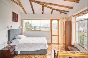 Escritorio, espacio para trabajar con laptop y wifi gratis 