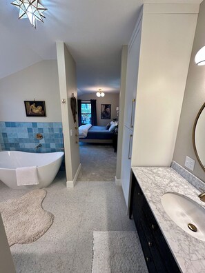 淋浴设施、吹风机、毛巾、肥皂