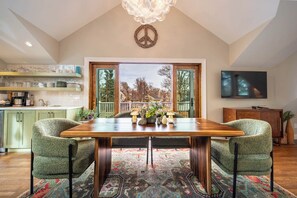 Dining - Luxury Garden Loft in Historic Old North End, Centrally located (Colorado Springs)