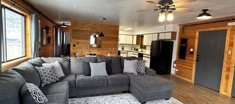 Cozy 1-bedroom apartment unit C, sleeps 6  across from famous Cody Nite Rodeo!