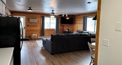 Cozy 1-bedroom apartment unit C, sleeps 6 across from famous Cody Nite Rodeo!