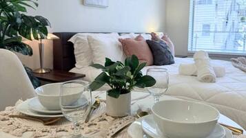 1 habitación, escritorio, tabla de planchar con plancha y wifi