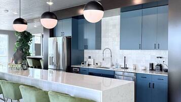 Refrigerador, microondas, horno y parrilla de estufa