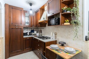 Kjøleskap, mikrobølgeovn, kokeplater og kaffetrakter/tekoker