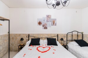 2 chambres, bureau, fer et planche à repasser, lit de bébé portatif