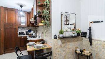 KĂŒhlschrank, Mikrowelle, Herdplatte, Wasserkocher mit Kaffee-/Teezubehör