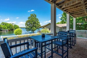 Outdoor dining - Lakefront Estate on Lake Balboa Sleeps 16+ (Hot Springs)