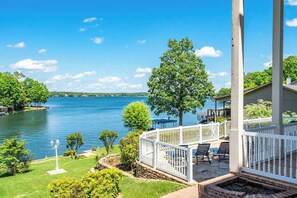 Terrace/patio - Lakefront Estate on Lake Balboa Sleeps 16+ (Hot Springs)