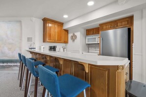 Fridge, microwave, oven, stovetop - Lakefront Estate on Lake Balboa Sleeps 16+ (Hot Springs)