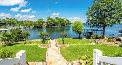 Lakefront Estate on Lake Balboa Sleeps 16+