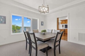 Dining - Lakefront Estate on Lake Balboa Sleeps 16+ (Hot Springs)