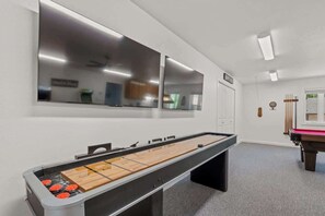Games room - Lakefront Estate on Lake Balboa Sleeps 16+ (Hot Springs)