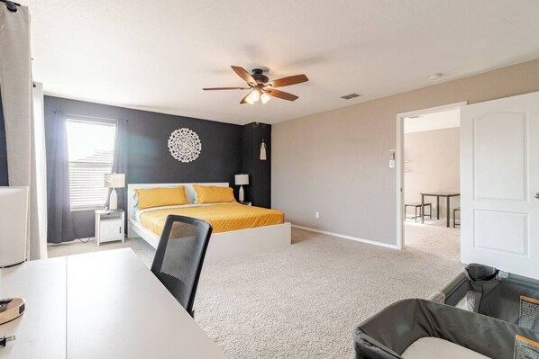 4 habitaciones, tabla de planchar con plancha y cuna de viaje