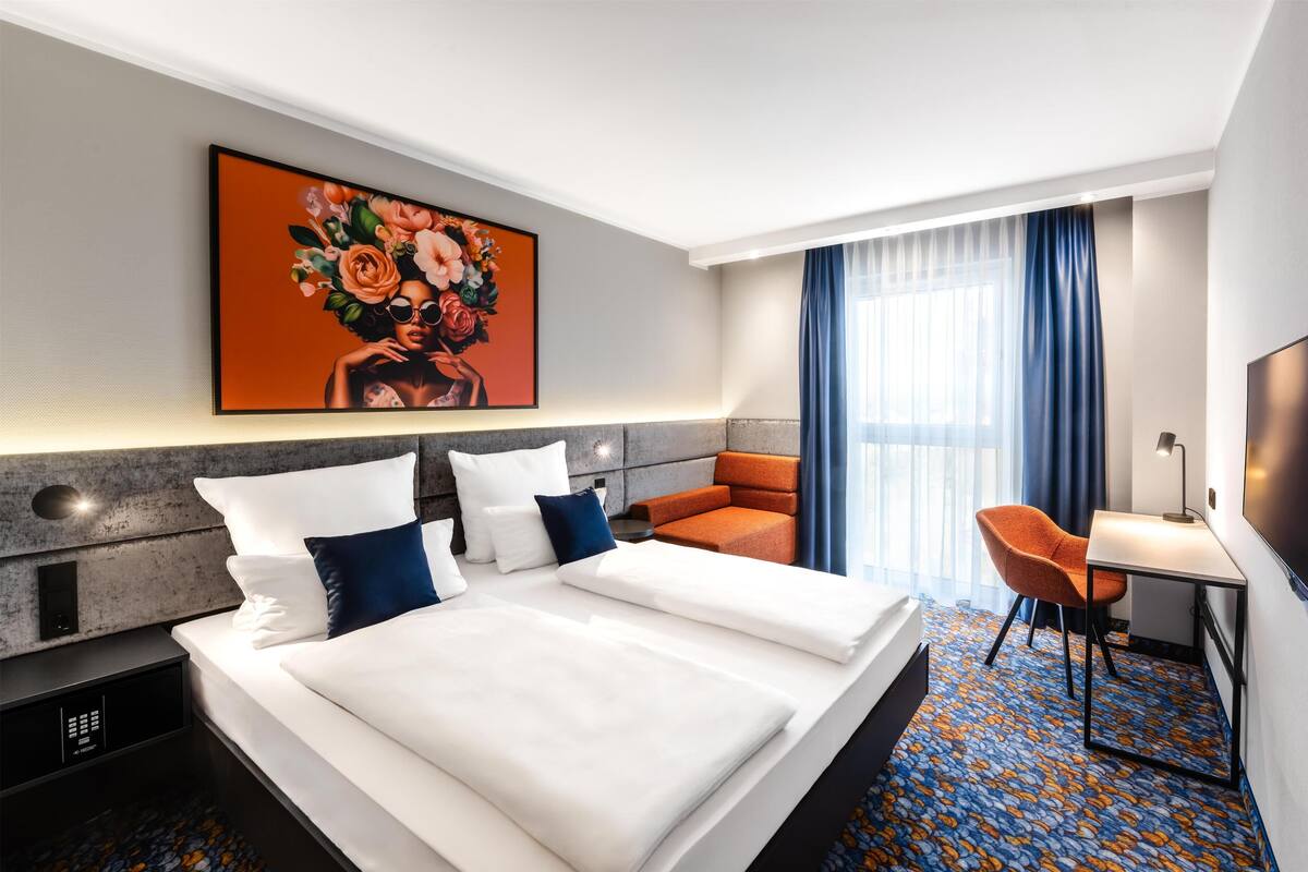 Premium bedding, in-room safe, blackout drapes, soundproofing