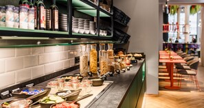 每日付費供應吃到飽自助式早餐