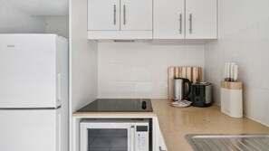 Kylskåp, mikrovågsugn, spishäll och diskmaskin