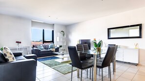 Smart TV - Central 2-Bedroom Apt with Parking in North Melbourne (North Melbourne)