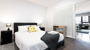 2 bedrooms, desk, free WiFi, bed sheets - Central 2-Bedroom Apt with Parking in North Melbourne (North Melbourne)