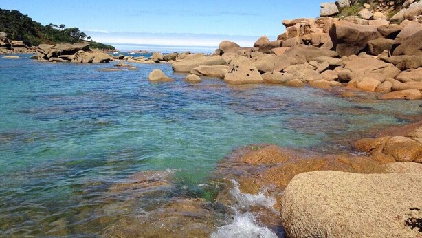 A clear coastal view with large rocks and calm water. - Family home in Trébeurden close to beaches and hiking trails. (Trébeurden)