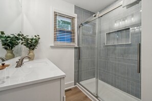 Een douche, een haardroger, handdoeken, zeep