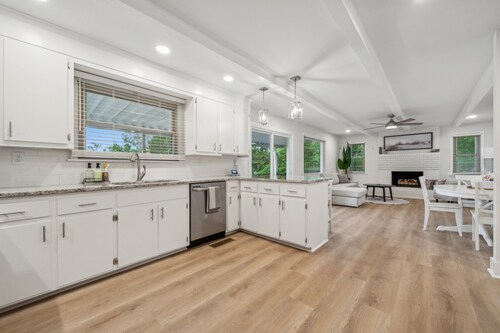 Cozy Cove-Lakefront home with kayaks, paddle board, lillypad, arcade, & fire pit