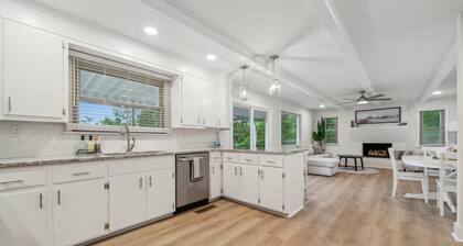 Cozy Cove-Lakefront home with kayaks, paddle board, lillypad, arcade, & fire pit