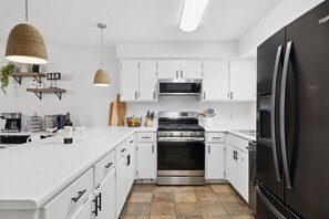 Frigorífico, microondas, horno y placa de cocina